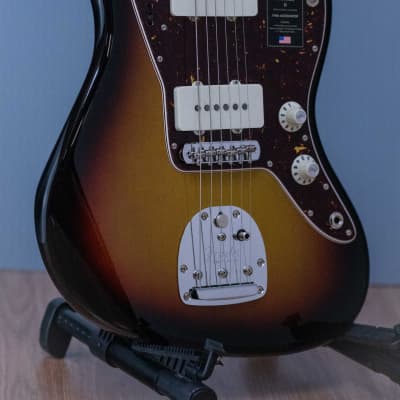 Fender American Vintage II 1966 Jazzmaster 3-Color Sunburst image 3