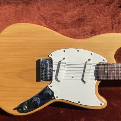 1973 Fender Musicmaster in Natural- Professional set up- Fender hard shell case image 7