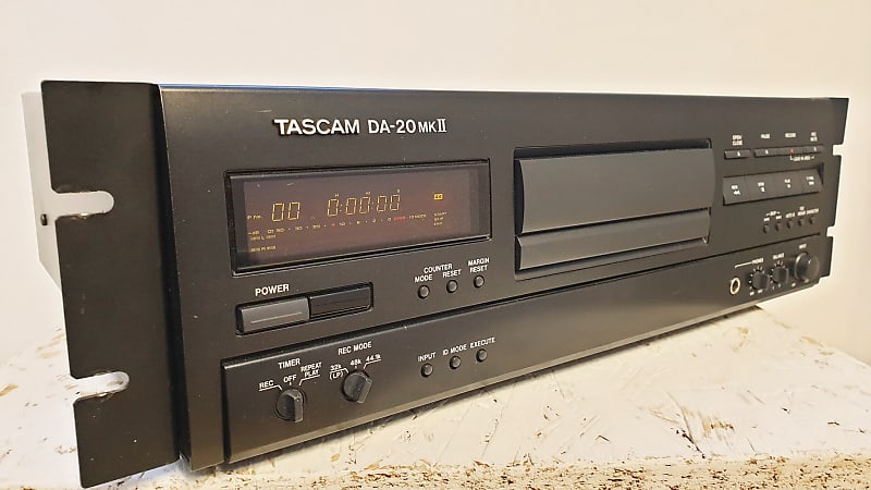HOT低価TASCAM DA-20MKII DIGITAL AUDIO TAPE DECK 業務用　DATデッキ　通電のみ　テープが無いため、動作未確認　現状販売 DAT機器