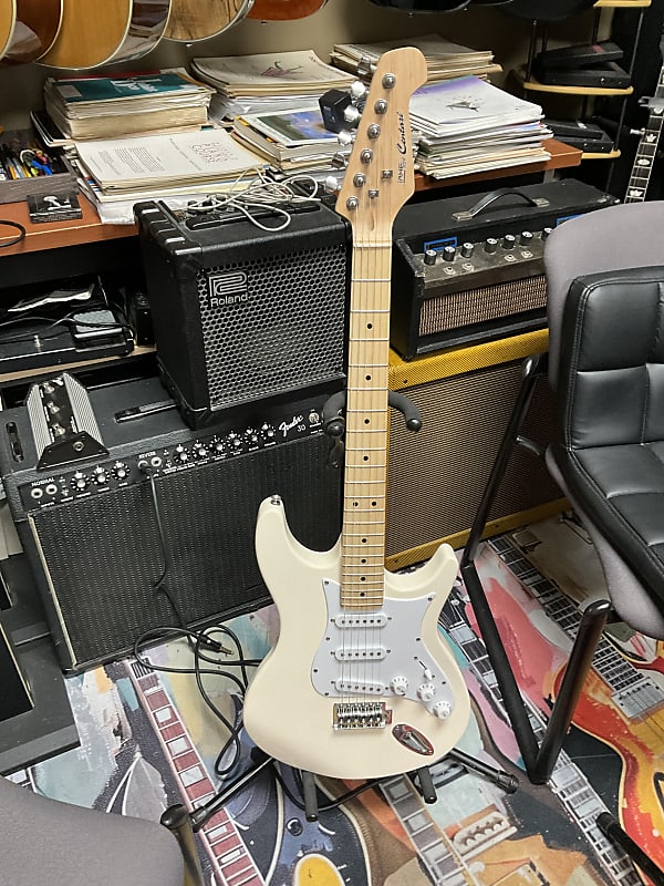 Behringer IAXE 624 CENTARI USB Guitar in white solid body