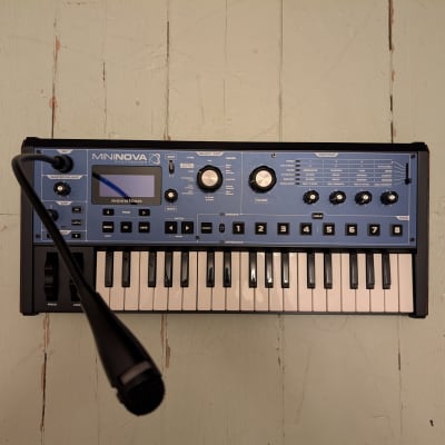 Novation MiniNova 37-Key 18-Voice Synthesizer 2012 - Present - Blue