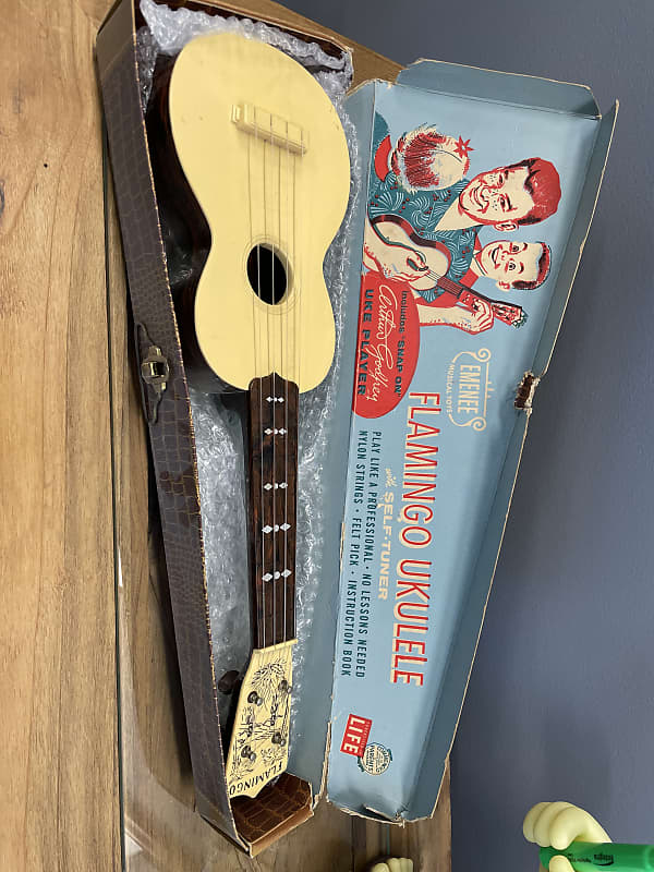 Emenee Flamingo Ukulele 50’s Plastic