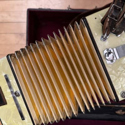 Vintage Petite Soprani Accordion 1950s - Pearl image 8