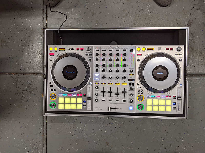 Pioneer DDJ-1000 SRT-W (Limited Edition White) plus an Pioneer DDJ-1000 SRT-W (Limited Edition White) plus an