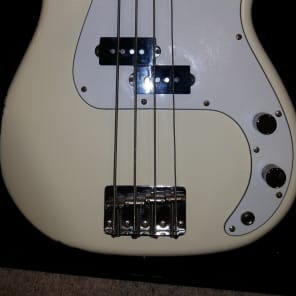Fender MIJ P Bass 84-87 White  E Series Short Scale image 9