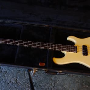 Gibson IV bass 1987  White image 3