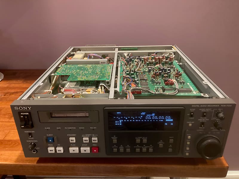 Sony PCM 7030 Professional DAT recorder for parts or repair Sony PCM 7030 Professional DAT recorder for parts or repair