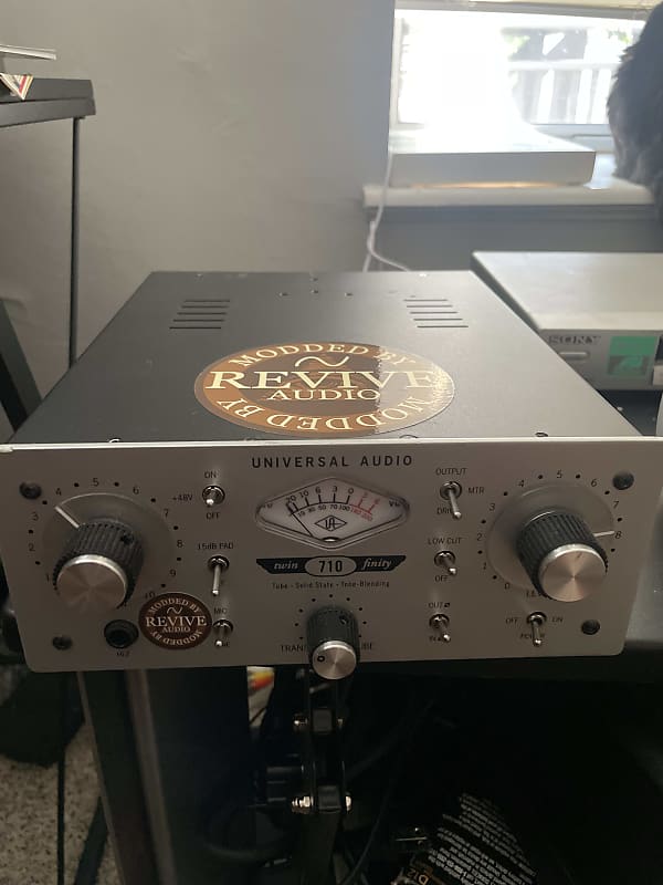 Universal Audio 710 Twin-Finity Microphone Preamp 2009 Universal Audio 710 Twin-Finity Microphone Preamp 2009