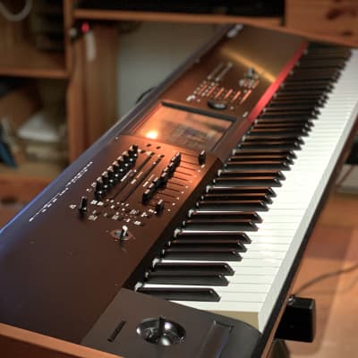 Korg KRONOS 2 88-Key Digital Synthesizer Workstation 2014 - Present - Black/Wood