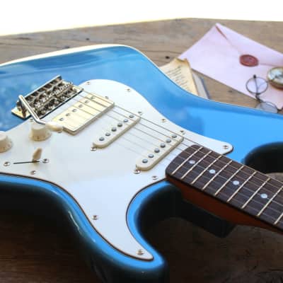 SQUIER Limited Edition Classic Vibe™ '60s Stratocaster HSS, Laurel Fingerboard, Parchment Pickguard, Matching Headstock, Lake Placid Blue, 4, 02 KG imagen 6