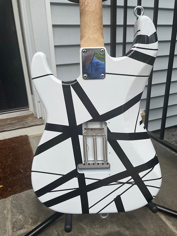 レリック加工のフランキーボディ！
エディ・ヴァン・ヘイレンスタイル ！ギター Van Halen I Replica Black & White Franky Guitar Frankenstrat
