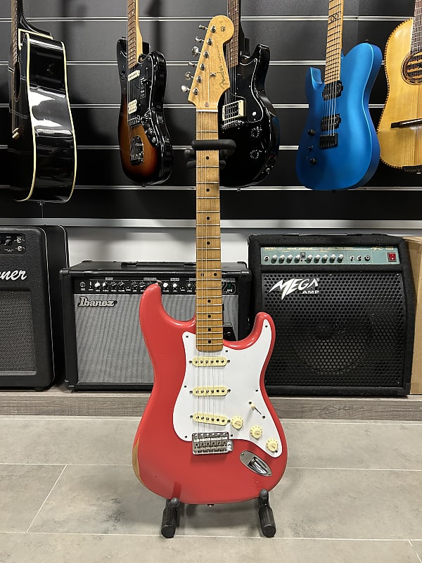 FENDER Vintera Road Worn ''50s MN Fiesta Red Stratocaster FENDER Vintera Road Worn ''50s MN Fiesta Red Stratocaster