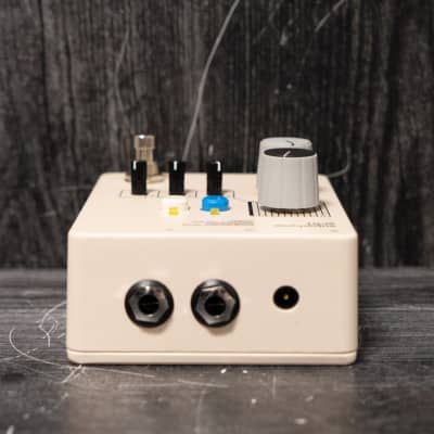 SR-01 — Analog Saturation Device – Superlunar