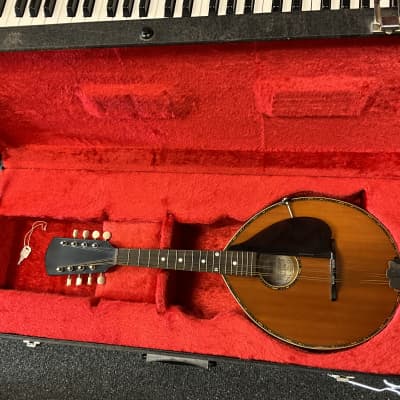 GIBSON ALRITE MANDOLIN MADE IN USA 1917 STYLE D NO.435  IN EXCELLENT CONDITION WITH ORIGINAL HARD CASE AND KEY. image 2