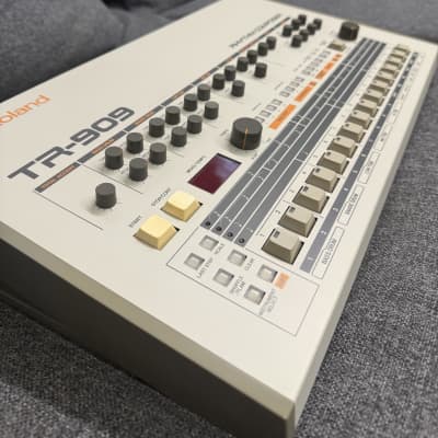 Roland TR-909 Rhythm Composer 1983 - 1985 - White