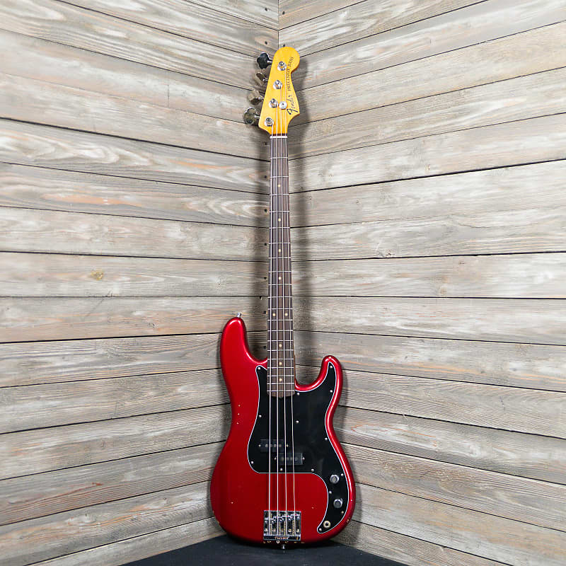 Fender Nate Mendel P Bass - Road Worn Candy Apple Red (82810-8i)