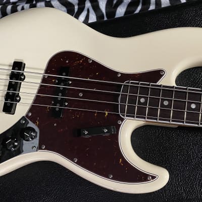 UNPLAYED ! 2023 American Vintage II 1966 Jazz Bass - Olympic White - Authorized Dealer - SAVE BIG! Only 9.1lbs image 1