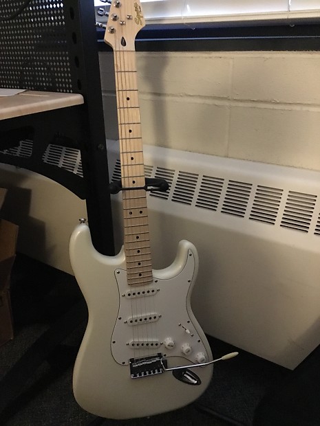 Squier deluxe sale stratocaster pearl white