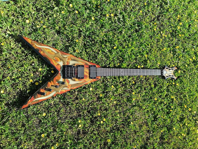 B.C. Rich KKV Kerry King (Slayer) with EMG 81 + EMG 85