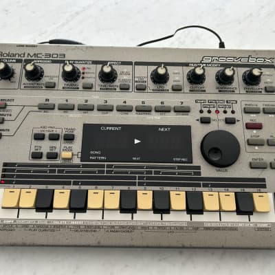 Roland MC-303 Groovebox 1990 - 1998 - Silver