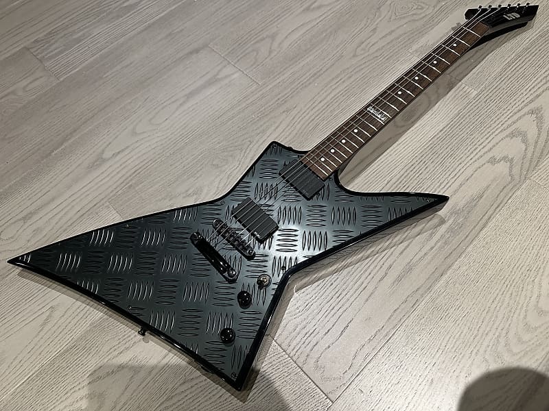 LTD EX-400BD エクスプローラー　メタリカ　ESP LTD EX-400BD Black Diamond Plate (2006) - Guitar Compare