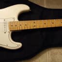 Fender Standard Stratocaster white/maple mim 2013