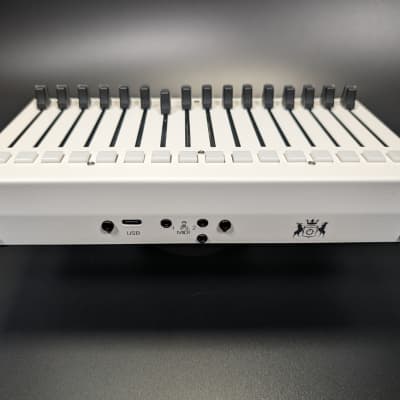 XVI-M MIDI Controller, 16 Faders, 16 programmable buttons, 14bit resolution image 3