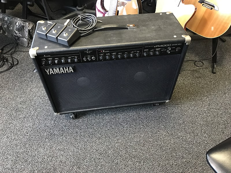 Yamaha VR4000 50-Watt 2x10 Guitar Amplifier with original Foot switch In  Excellent condition