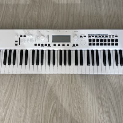 Korg KROSS 2 61-MB 61-Key Synthesizer Workstation Pure White