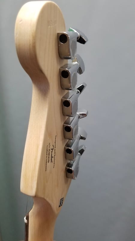 Squier By Fender Stratocaster Guitar Cream
