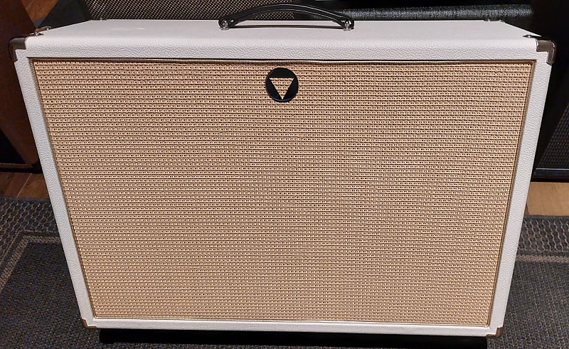 VBoutique VCab-OS 1x12 Oversized White Tolex - Cain Grill - Gold Piping unloaded image 1