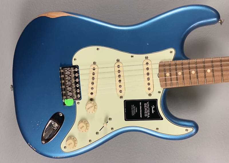 Fender Vintera Road Worn 60’s Stratocaster-Lake Placid Blue