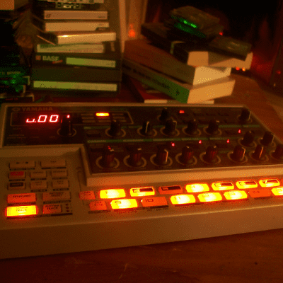 Legowelt Samplezzz Yamaha DX200 FM Synthesizer