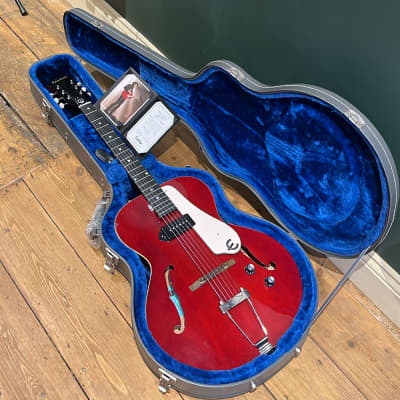 Epiphone James Bay Signature Inspired By 66 Century Outfit