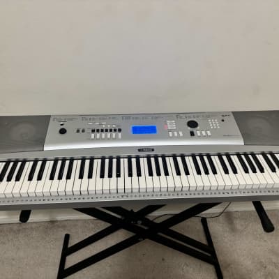 Yamaha DGX230 Portable Keyboard 2010s - Silver