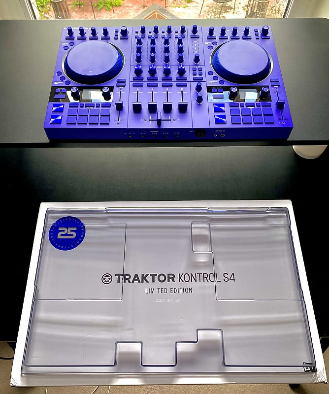 Native Instruments Traktor Kontrol S4 MK3 - Ltd Ultraviolet