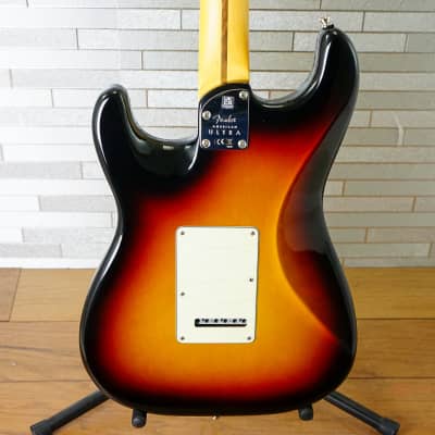 Fender American Ultra Stratocaster with Maple Fretboard - Ultraburst image 2