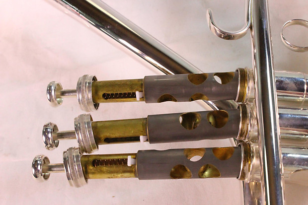 King Silver Flair Trumpet 2055TUB DIZZY BELL MINT DEMO MODEL King Silver Flair Trumpet 2055TUB DIZZY BELL MINT DEMO MODEL