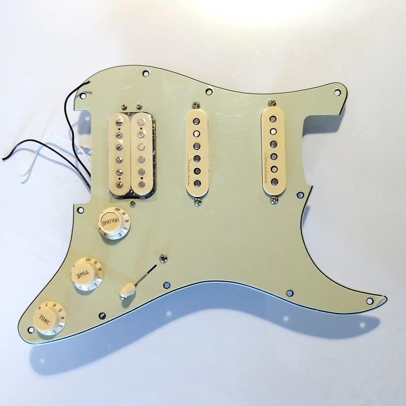 Fender Deluxe Strat Loaded Pickguard Hss Noiseless Mint Reverb 7045