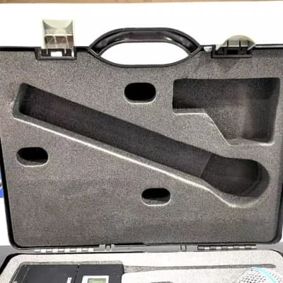 Shure UR4D Dual H4 Wireless Receiver W/(1)UR2 Handheld Transmitters #2420 (One) image 3