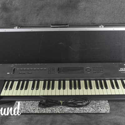KORG N364 Music Workstation Synthesizer w/ Hard Case in Very Good Condition.