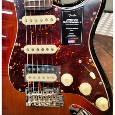 Immagine Fender American Professional II Stratocaster HSS, Rosewood Fingerboard, 3-Color Sunburst - 5