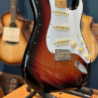 Fender Jimi Hendrix Stratocaster 2023 - 3 Tone Sunburst with Maple Fingerboard image 4