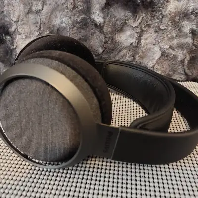 Philips Fidelio X3 headphones 2022 black image 2