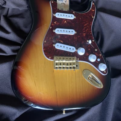 Fender Stratocaster Deluxe Players Loaded Body Vintage Noiseless Pickups 3 Tone Sunburst image 1