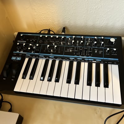 Novation Bass Station II 25-Key Monophonic Synthesizer 2013 - Present - Black