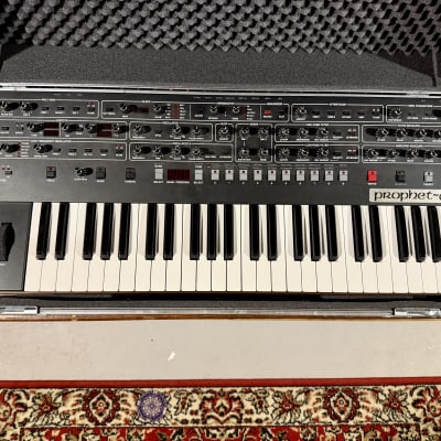 Sequential Prophet-6 + THON flight case + decskaver