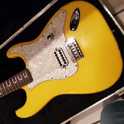 Fender  Tom Delonge signature series Stratocaster with Hardshell case 2002 Graffiti Yellow image 3