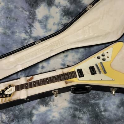 Video Demo 2008 Gibson Flying V Factor X Alpine White MINT Pro Setup Gibson Branded Strap and Hard Shell Case image 13