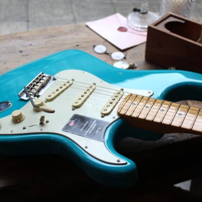 FENDER "American Professional II Stratocaster, Miami Blue, Maple" HARDCASE, 3, 5 KG imagen 3
